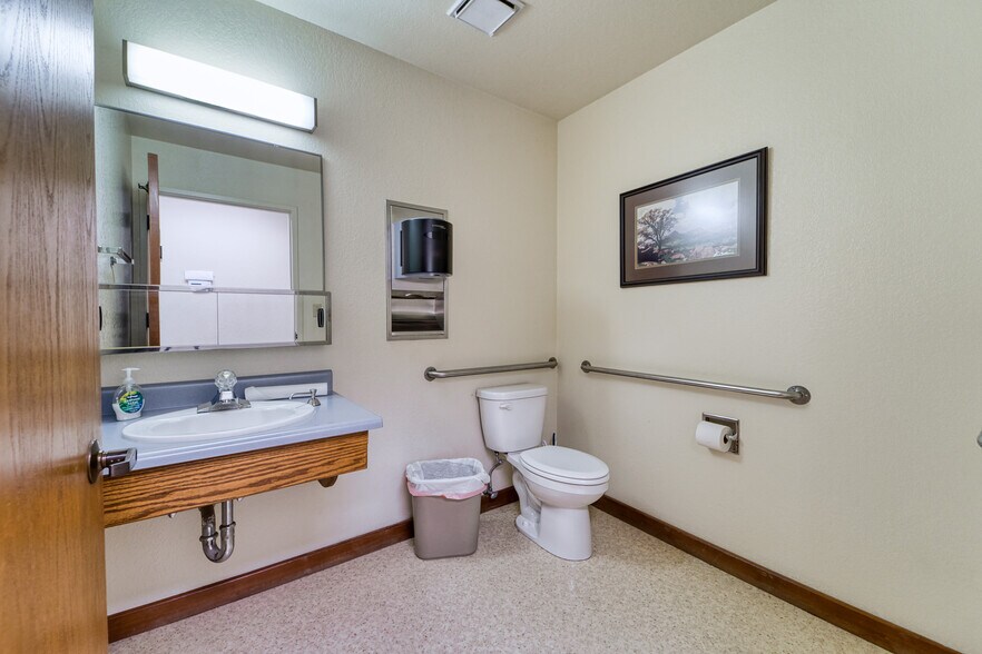 More Photos Of 1408 Live Oak Blvd, Yuba City Office For Sale