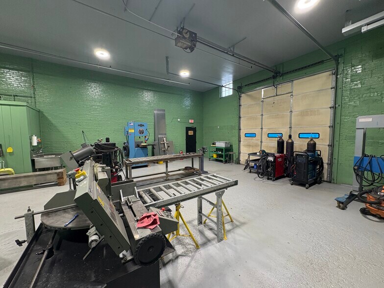 More Photos Of 81 Elm St, Biddeford Freestanding For Sale