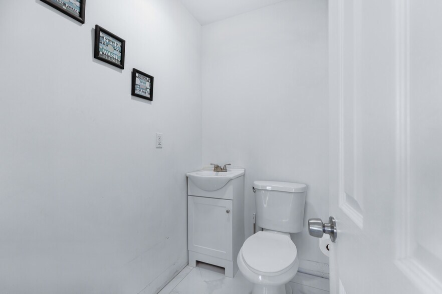 More Photos Of 1235 NW 54th St, Miami Auto Dealership For Sale