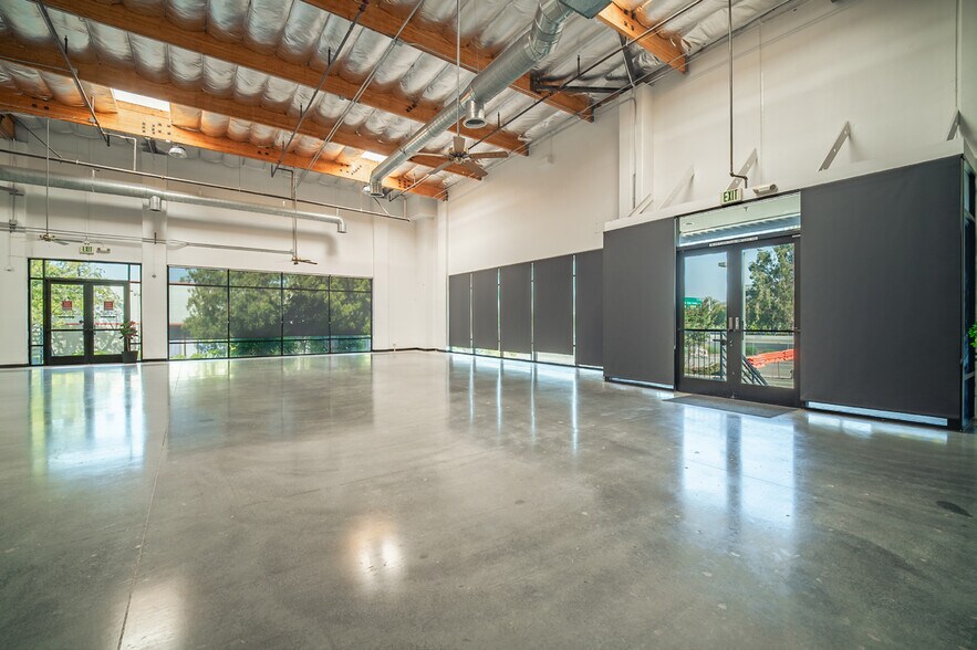 More Photos Of 307 E Carmel St, San Marcos Showroom For Lease