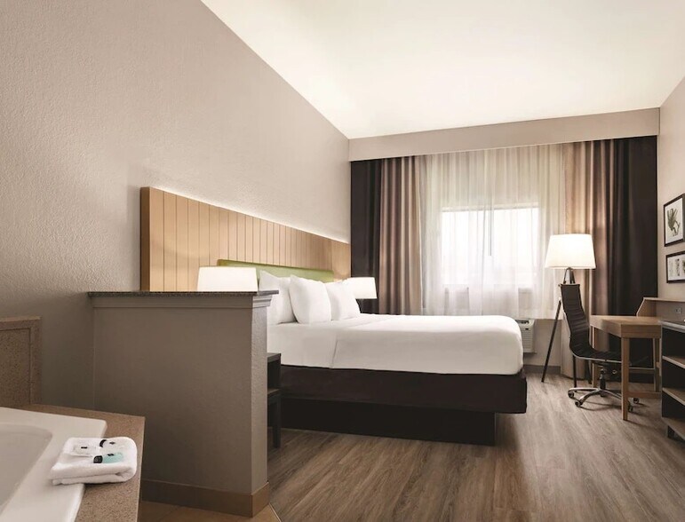 More Photos Of 5760 I 55 S, Byram Hotel For Sale