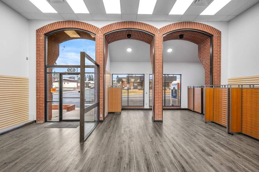 More Photos Of 639 Morgan St, Davenport Bank For Lease