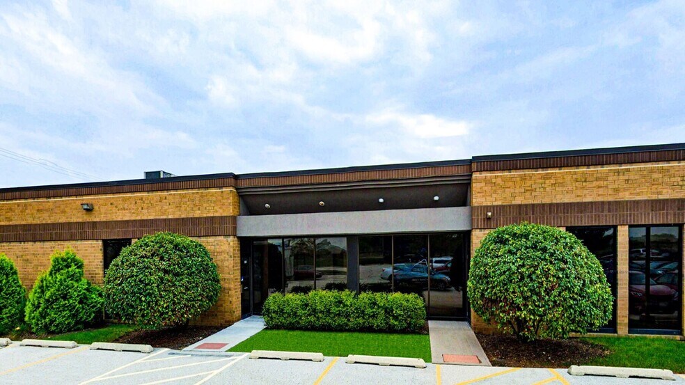 More Photos Of 800-820 W South Thorndale Ave, Bensenville Flex For Lease