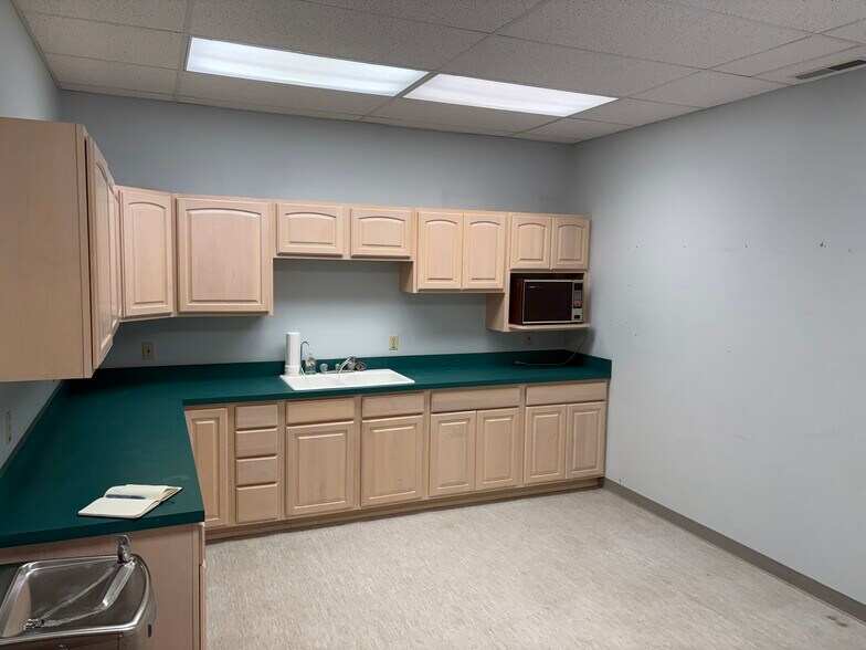 More Photos Of 500 Commerce Dr, Lakeville Flex For Lease