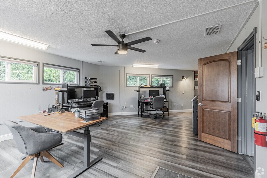 More Photos Of 6823 SW Canyon Rd, Portland Office For Lease