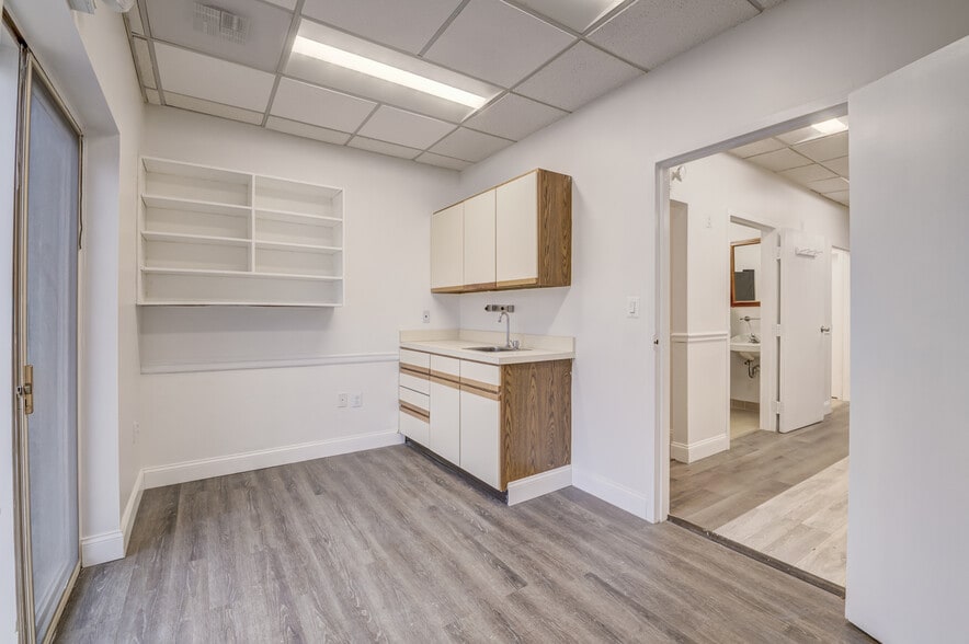More Photos Of 4609 Pinecrest Office Park Dr, Alexandria Medical For Sale