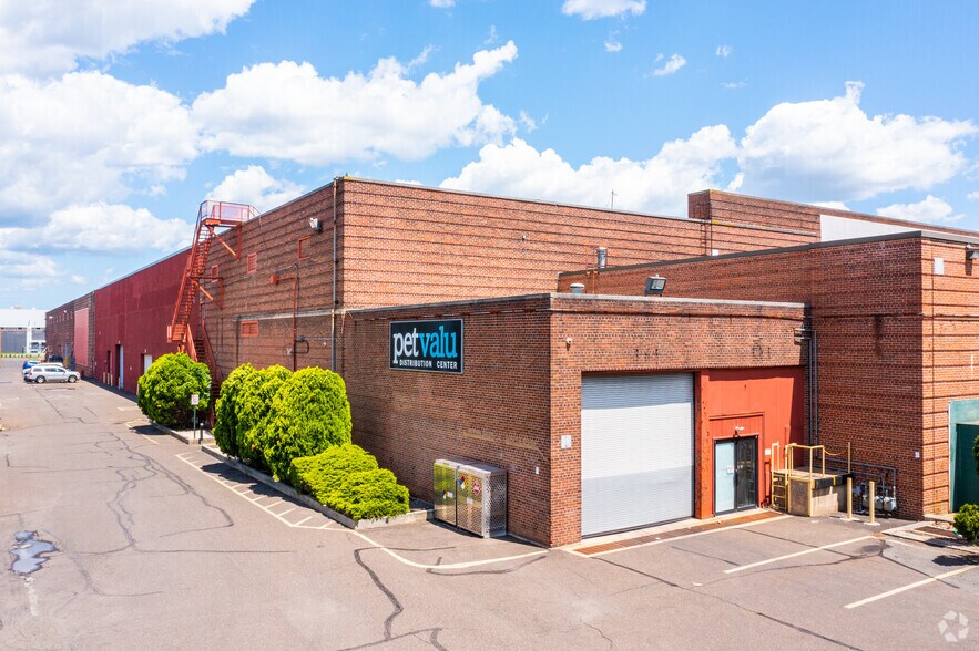 More Photos Of 2201 Green Ln, Levittown Unknown For Lease