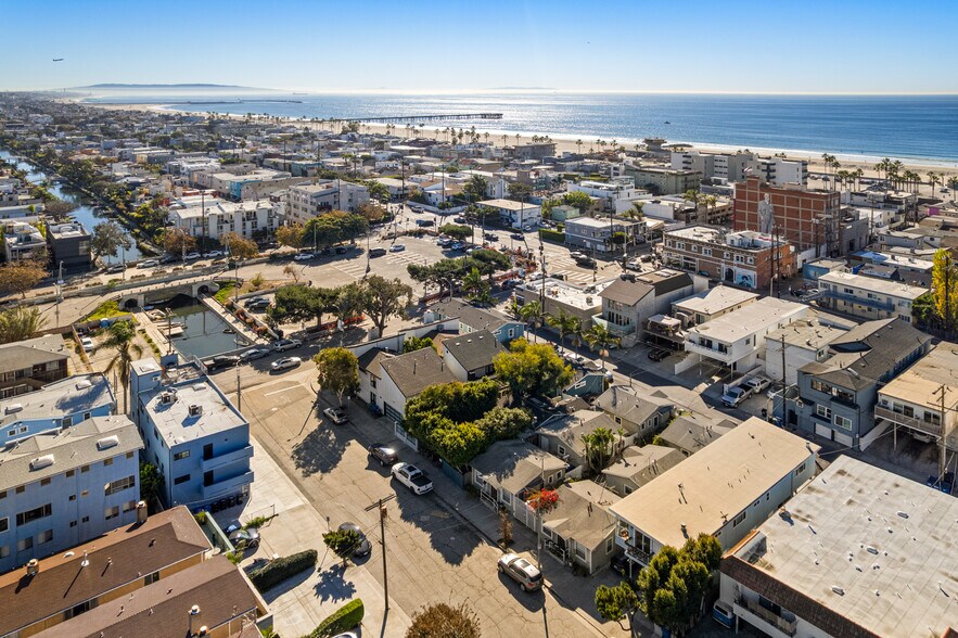 More Photos Of 2008-2020 Strongs Dr, Venice Apartments For Sale