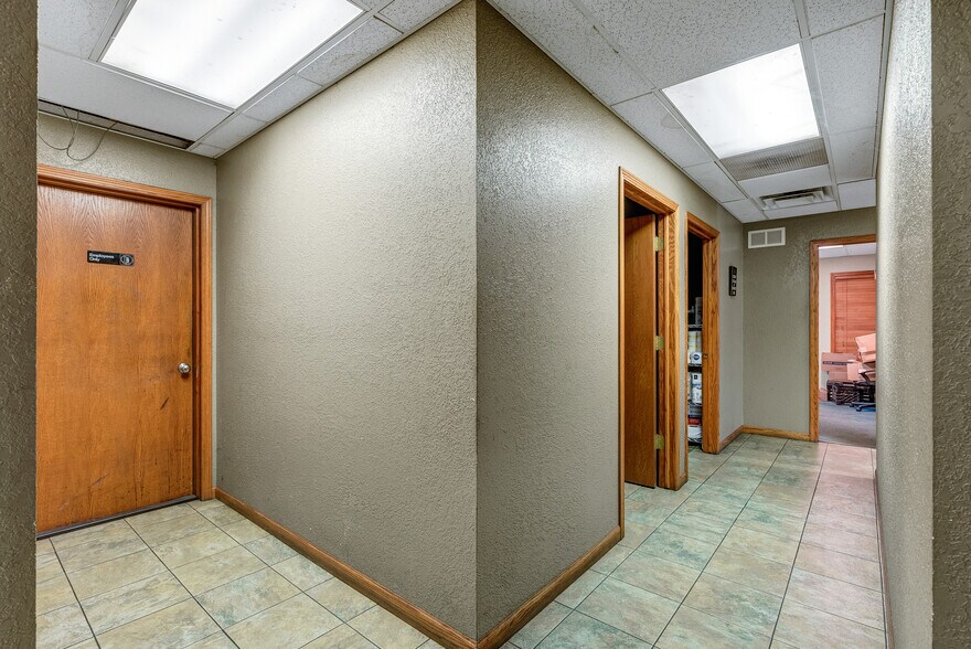 More Photos Of 1800 SE 9th St, Newton Manufacturing For Sale