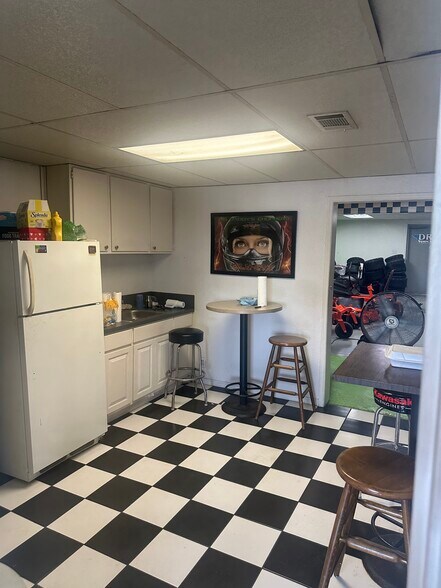 More Photos Of 5700 College St, Beaumont Freestanding For Lease
