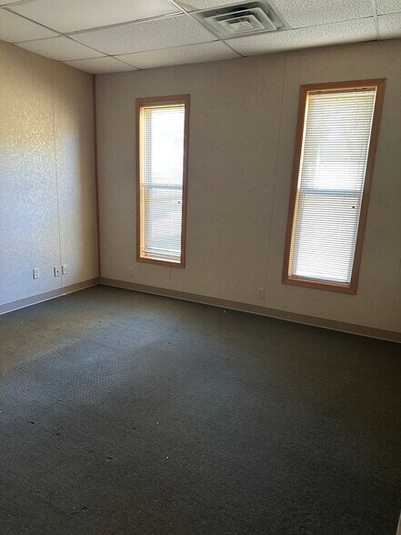 More Photos Of 1105 State St, Mound City Office For Sale