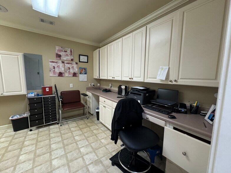 More Photos Of 1001 Fernwood Dr, Milledgeville Medical For Sale