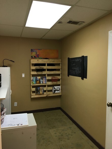 More Photos Of 2750-2774 Poplar St, Montgomery Light Distribution For Lease