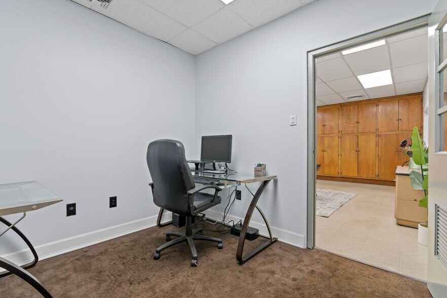 More Photos Of 1001 E 4th St, Richmond Showroom For Lease