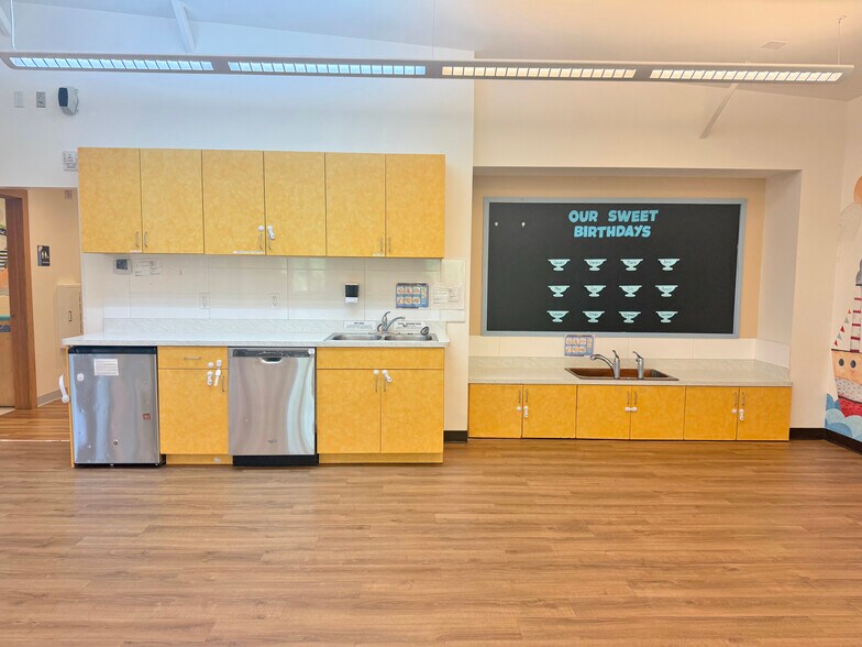 More Photos Of 6051 Bayshore Dr, Naples Daycare Center For Sale