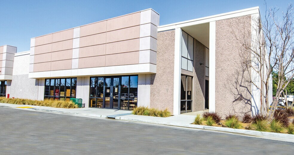 More Photos Of 1401 Village Way, Santa Ana Flex For Lease