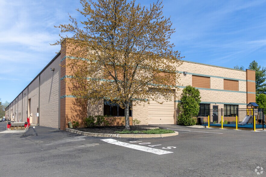 More Photos Of 1840 County Line Rd, Huntingdon Valley Showroom For Lease