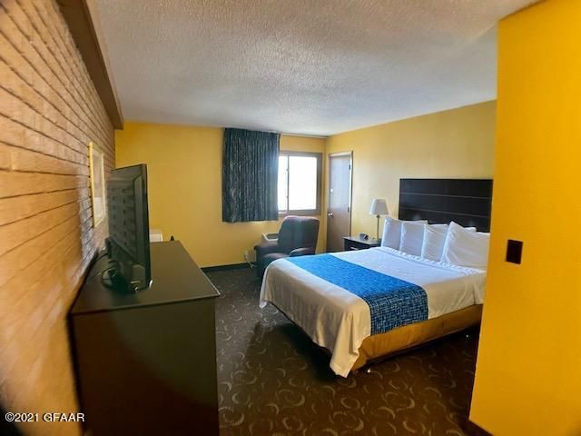 More Photos Of 903 Park St W, Park River Hotel For Sale