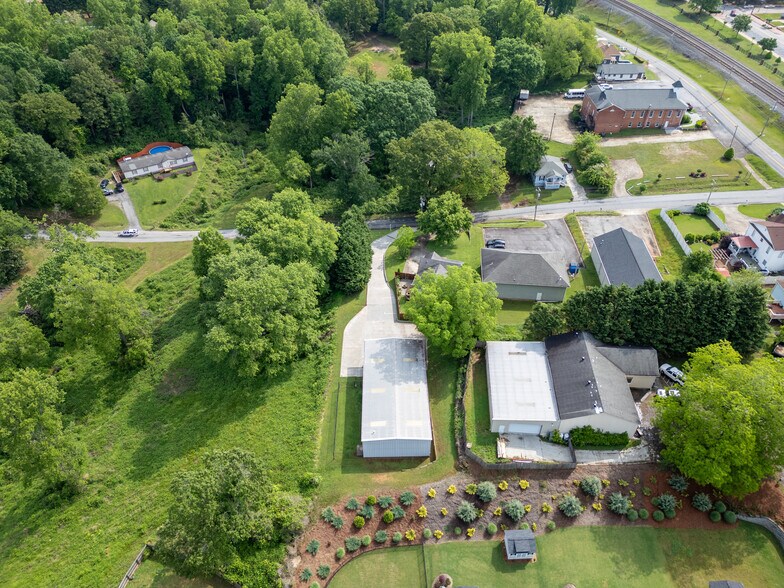 More Photos Of 70 N Gwinnett St, Buford Showroom For Sale