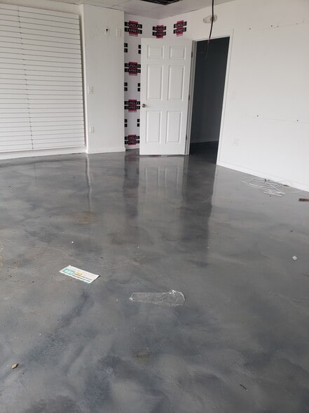 More Photos Of 180 W Sunrise Hwy, Lindenhurst Storefront For Lease