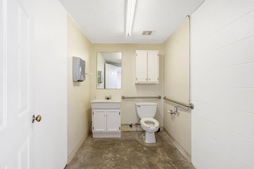 More Photos Of 418 N Old Wilderness Rd, Nixa Flex For Sale