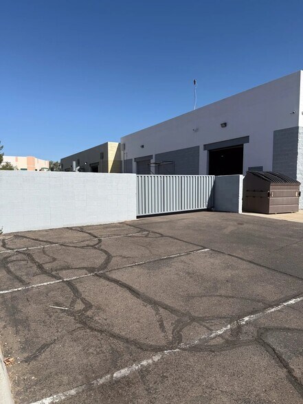More Photos Of 1325 W Harwell Rd, Gilbert Warehouse For Lease