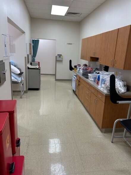 More Photos Of 818 Macdade Blvd, Folsom Freestanding For Lease