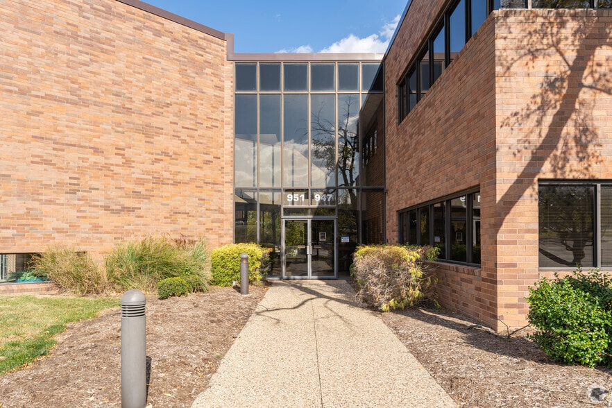 More Photos Of 945-951 Hornet Dr, Hazelwood Office For Lease