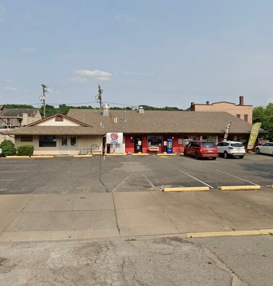 More Photos Of 3052 Belmont St, Bellaire Storefront Retail Office For Sale