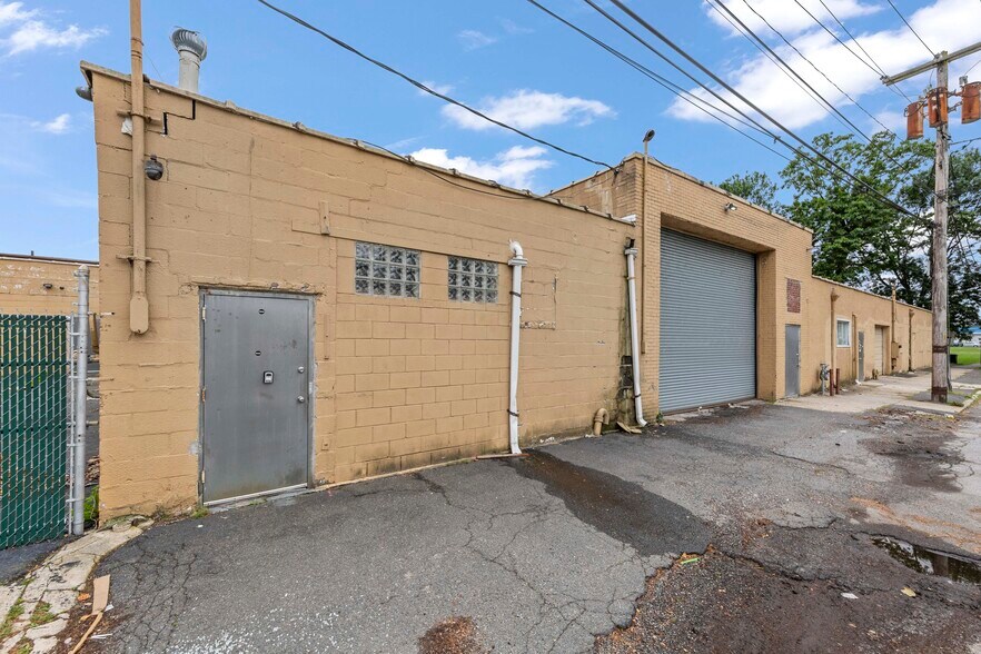 More Photos Of 625-633 W Merrick Rd, Valley Stream Warehouse For Lease