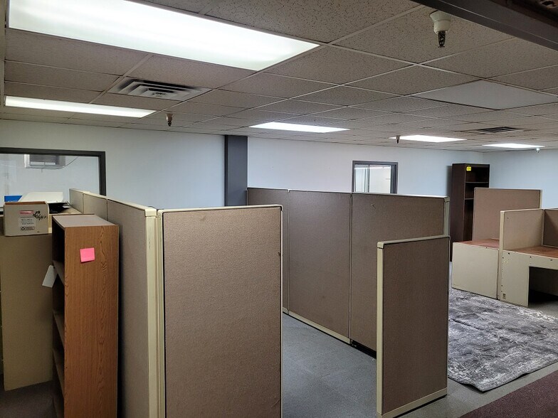 More Photos Of 400 Commerce Ct, Vadnais Heights Manufacturing For Sale