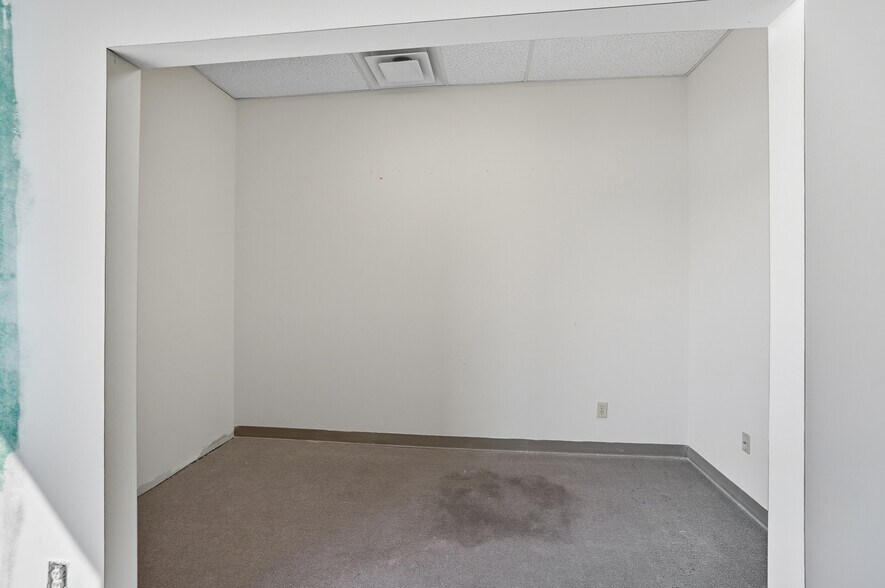 More Photos Of 1104-1124 Kemper Meadow Dr, Forest Park Storefront For Lease