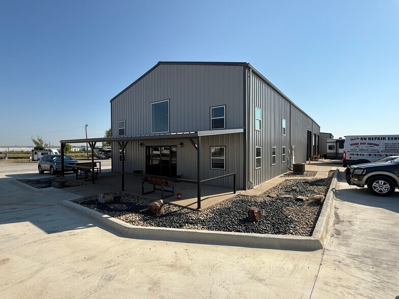 More Photos Of 13239 S Interstate 35, Valley View Manufacturing For Lease