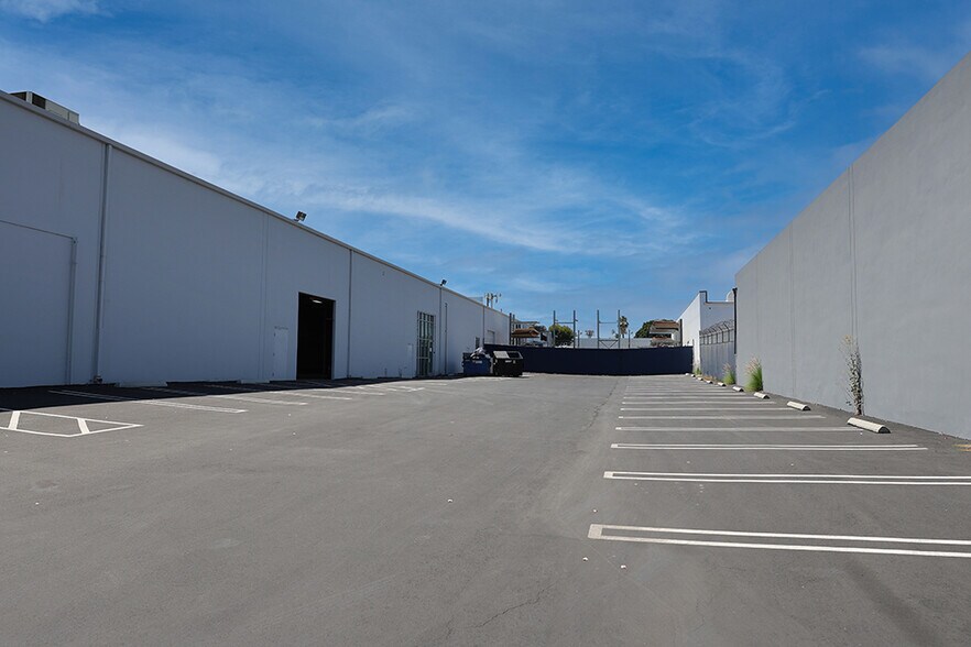 More Photos Of 12723 Wentworth St, Pacoima Warehouse For Lease
