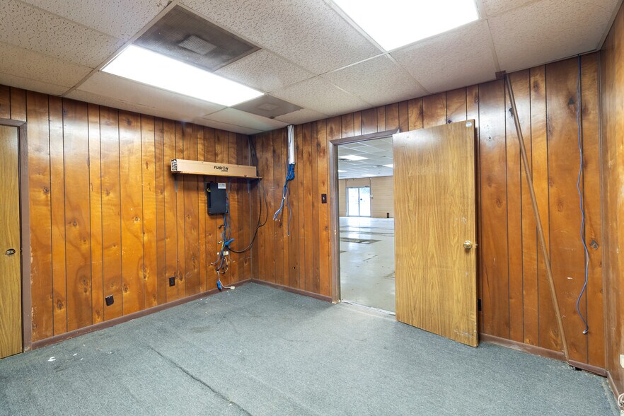 More Photos Of 2616 S College Ave, Bryan Distribution For Lease