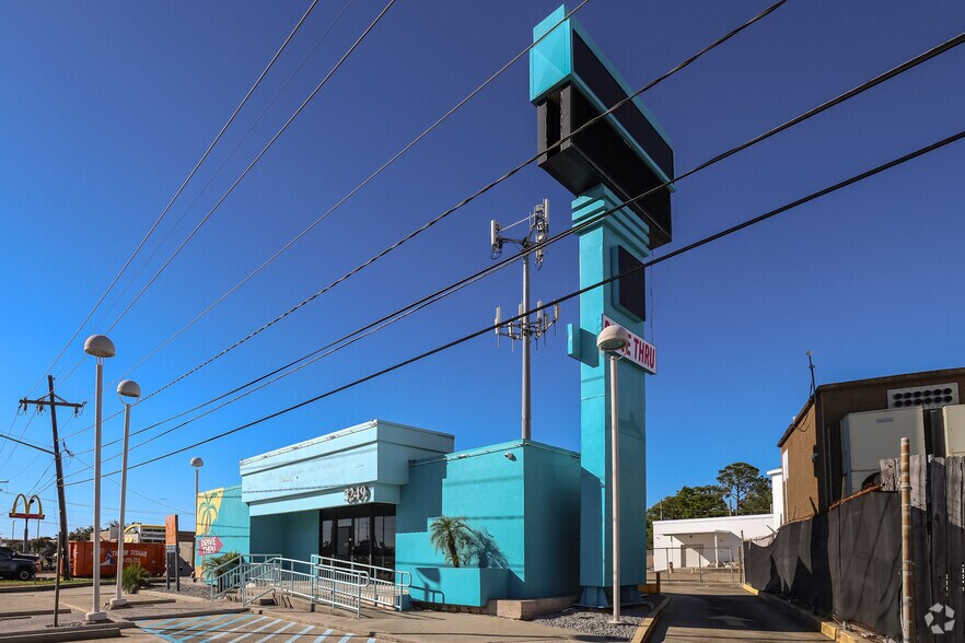 More Photos Of 5249 Veterans Memorial Blvd, Metairie Bank For Lease