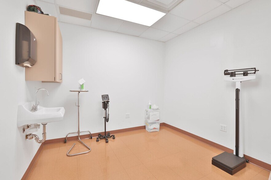 More Photos Of 249-285 Lafayette Ave, Suffern Hospital For Lease