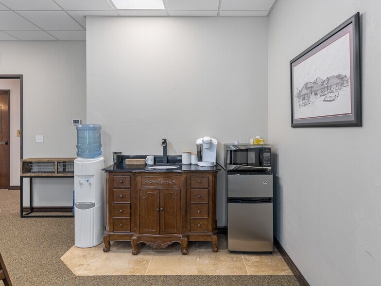 More Photos Of 429 W Wilshire Blvd, Oklahoma City Office For Lease