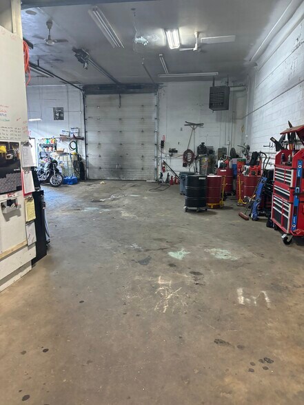 More Photos Of 27300 Ecorse Rd, Taylor Warehouse For Lease