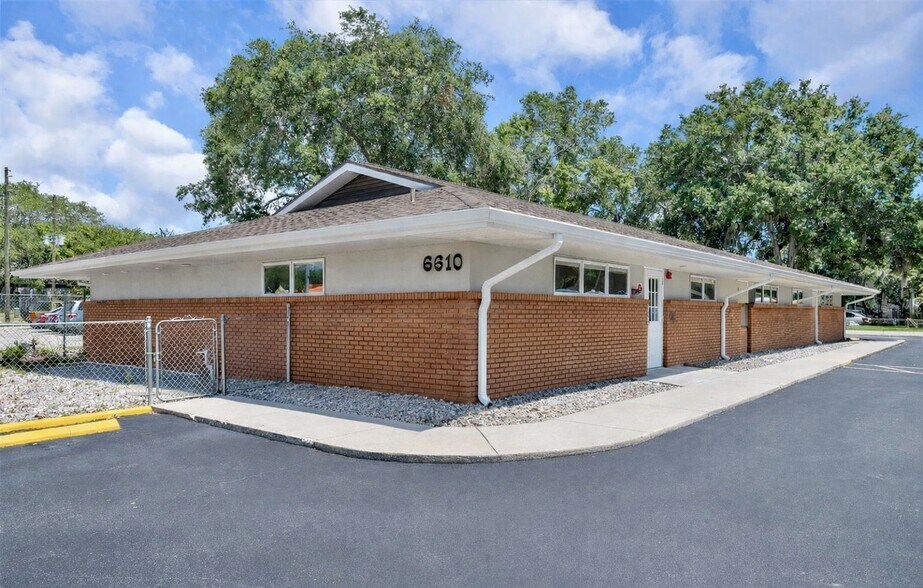 Primary Photo Of 6610 Embassy Blvd, Port Richey Medical For Lease