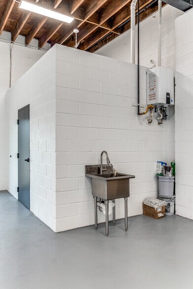 More Photos Of 4840 Memphis St, Dallas Warehouse For Sale