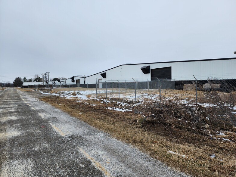 More Photos Of 7301 Victory Blvd, Newport Warehouse For Sale