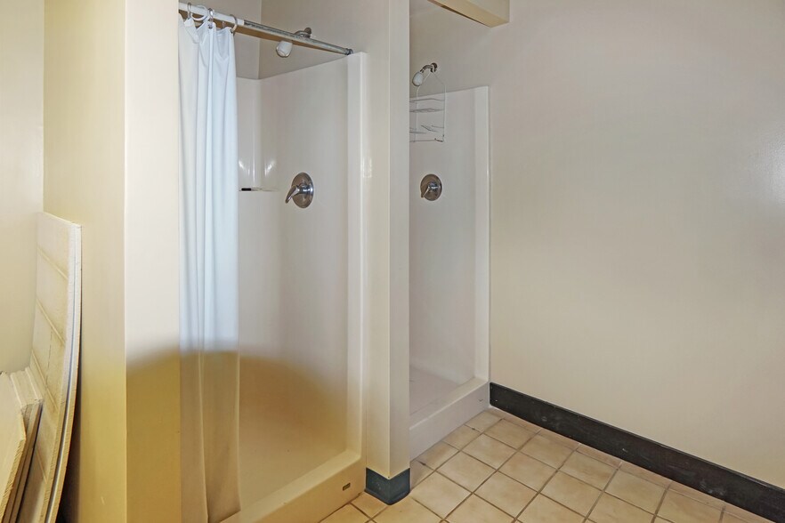 More Photos Of 1560 Commercial Ct, Jonesboro Office For Sale