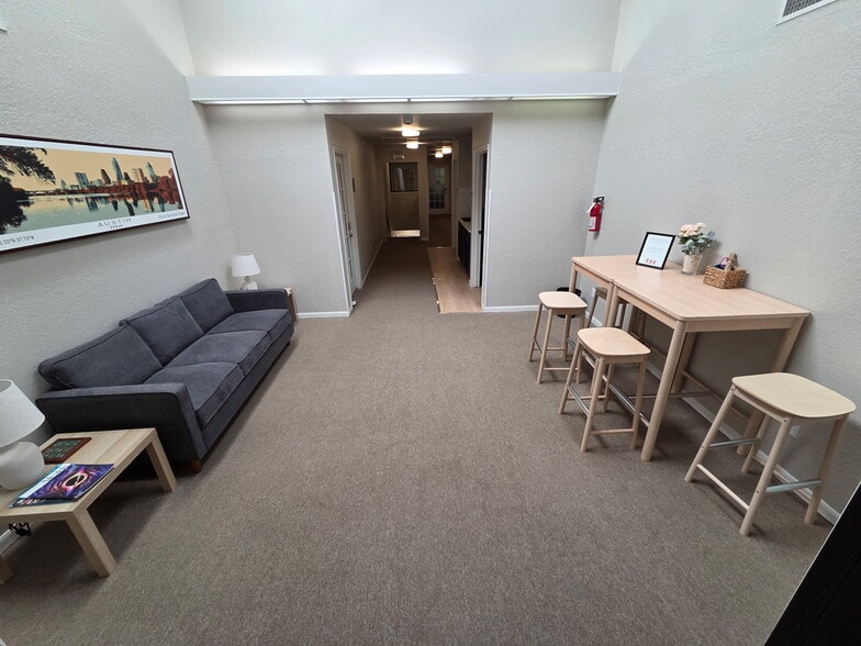 More Photos Of 1011 Meredith Dr, Austin Unknown For Lease