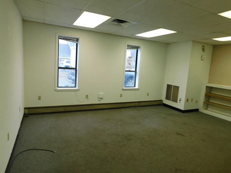 More Photos Of 42 Dorset Ln, Williston Manufacturing For Lease