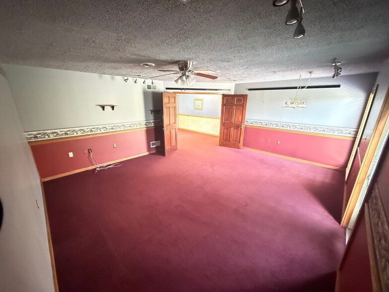 More Photos Of 550 N Mountain Rd, Harrisburg Freestanding For Lease