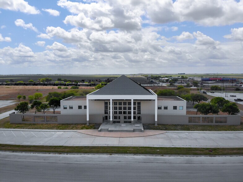 More Photos Of 1024 Texas Yes Blvd, Robstown Office For Lease
