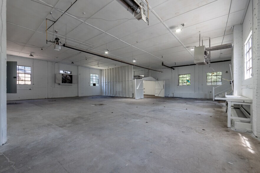 More Photos Of 127 Thompson St, Pittsboro Auto Repair For Lease