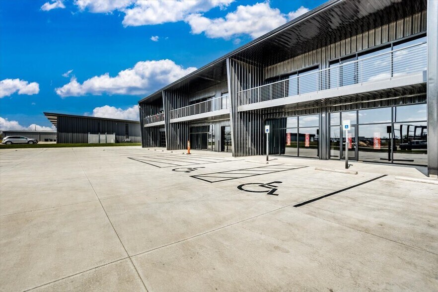 More Photos Of 4078 N Hoover Ct, Wichita Industrial For Sale