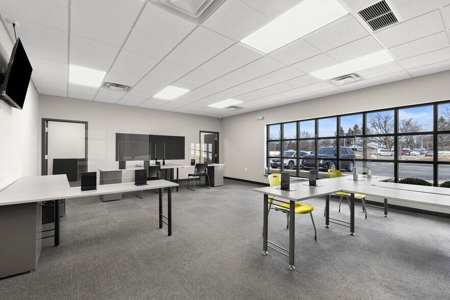 More Photos Of 3051 Delta Marine Dr, Reynoldsburg Light Manufacturing For Sale